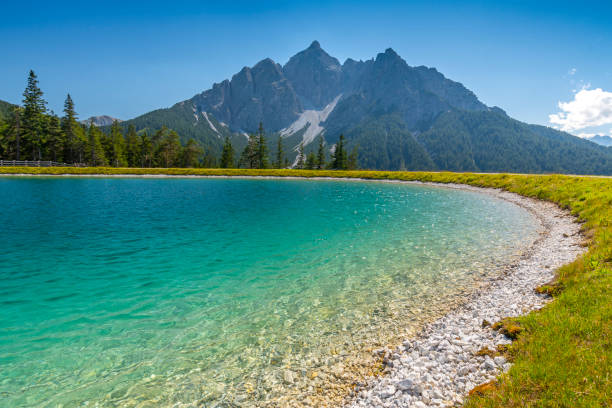 男の一人は、オーストリアのミーダース山脈の隣にあるセルレス公園の近くに湖を作りました。 - mountain landscape rock european alps ストックフォトと画像