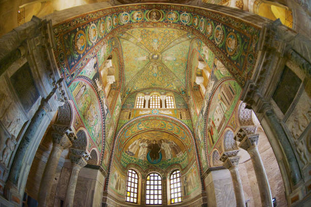 イタリアのラヴェンナにあるサン・ヴィターレ大聖堂の豪華な装飾が施された壁と天井。 - san vitale basilica ストックフォトと画像