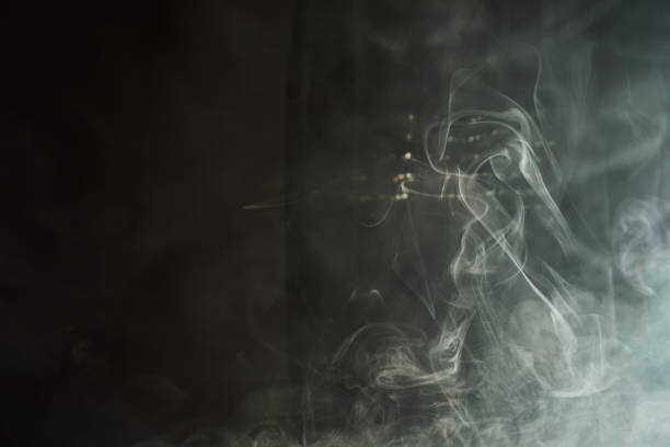 밀폐된 공간에서 vape 연기의 클로즈업 - wispy smoke steam swirl 뉴스 사진 이미지
