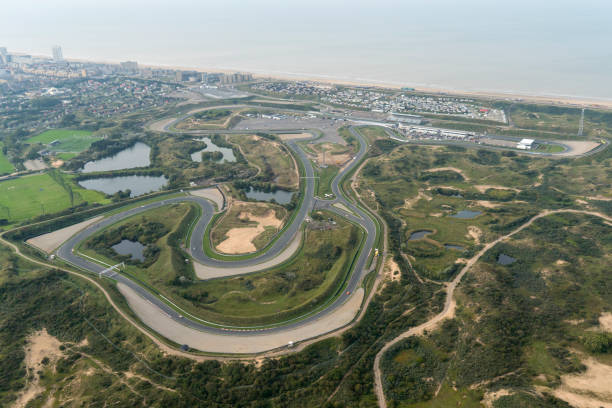 7. oktober 2019, zandvoort, holland. luftaufnahme der rennstrecke circuit park zandvoort mit der nordsee. die bodenarbeiten haben begonnen, den speedway für den grand prix formel 1 zu renovieren. - grand prix stock-fotos und bilder