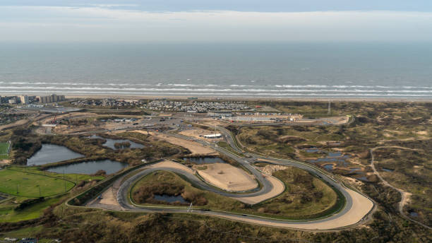 7 octobre 2019, zandvoort, hollande. vue aérienne de la piste de course circuit park zandvoort avec le northsea. les travaux au sol ont commencé à rénover le speedway pour accueillir le grand prix de formule 1. - formula one racing photos et images de collection