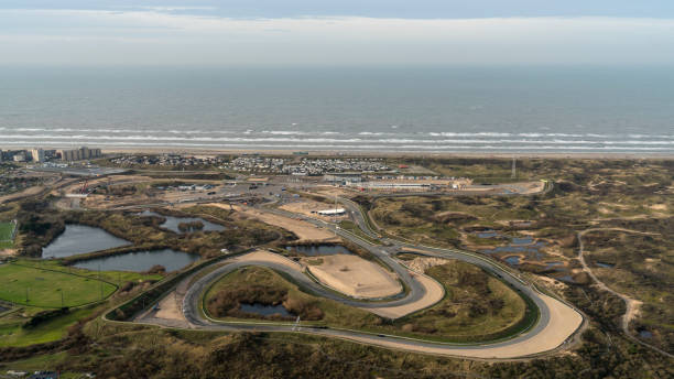 7 de outubro de 2019, zandvoort, holanda. vista aérea do parque zandvoort da pista de corrida com o northsea. o trabalho de terra começou a renovar a pista para sediar a corrida de fórmula 1 do grand prix. - formula one racing - fotografias e filmes do acervo