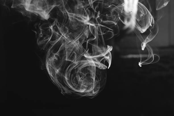 화이트 vape 연기의 클로즈업 - wispy smoke steam swirl 뉴스 사진 이미지