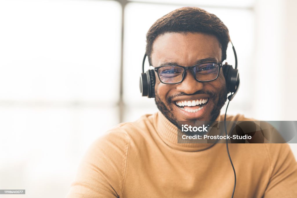 Happy konsult med headset titta på kamera - Royaltyfri Tvärsnitt Bildbanksbilder