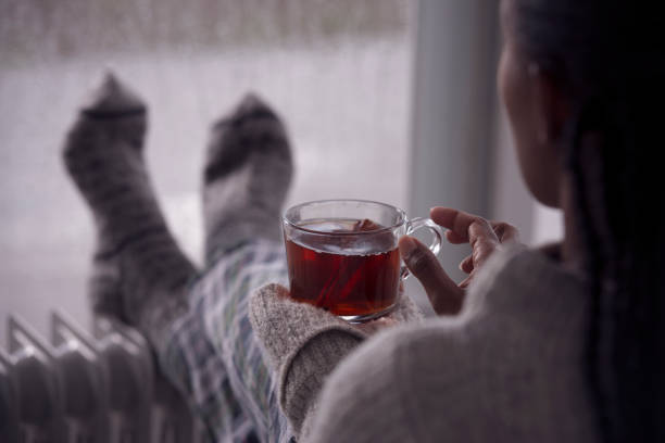 추위와 젖은 날씨에 집에서 차를 마시는 여자의 어깨 이미지 위에. - knitting residential structure glasses hot drink 뉴스 사진 이미지