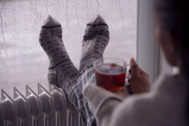 추위와 젖은 날씨에 집에서 차를 마시는 여자의 어깨 이미지 위에. - knitting residential structure glasses hot drink 뉴스 사진 이미지