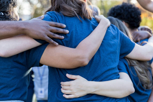 voluntarios se reúnen durante el evento - bonding vertical men women fotografías e imágenes de stock