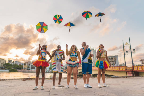 dancers throwing frevo umbrellas - rio carnival fotos imagens e fotografias de stock