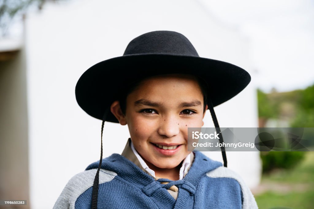 Bijdragen Voor u Kostbaar Portret Van De Argentijnse Jongen Gaucho In Traditionele Kleding Stockfoto  en meer beelden van Gaucho - iStock