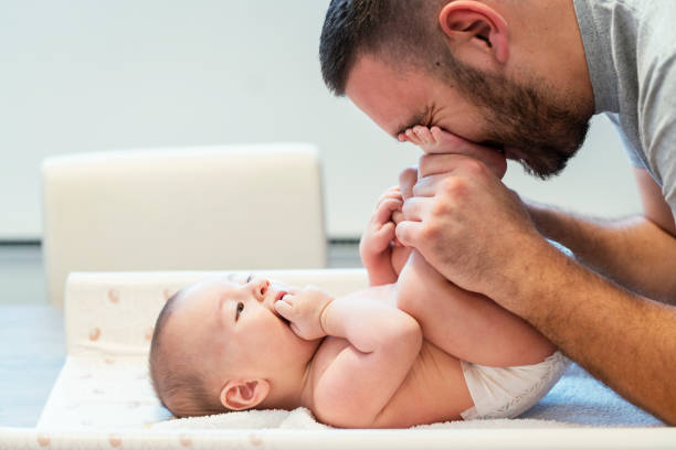 poranne przytulanie - changing diaper zdjęcia i obrazy z banku zdjęć