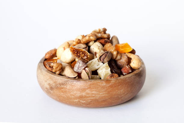 木鉢にナッツを入れたドライフルーツ - cashew apple fruit food jar ストックフォトと画像