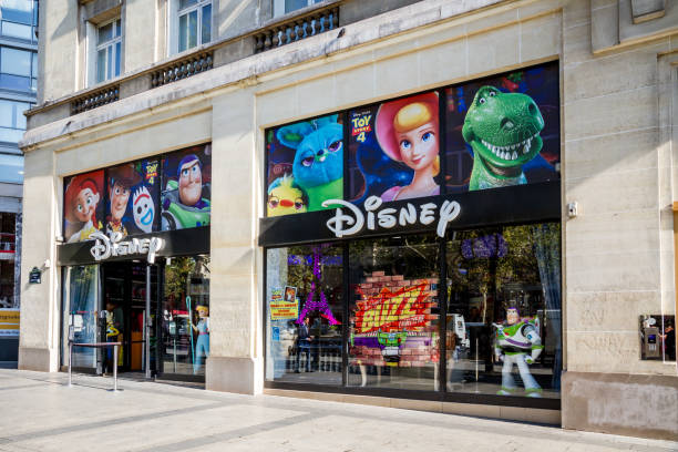 paris - 10 de setembro de 2019 : a entrada da loja disney na avenida champs-elysees - image title - fotografias e filmes do acervo