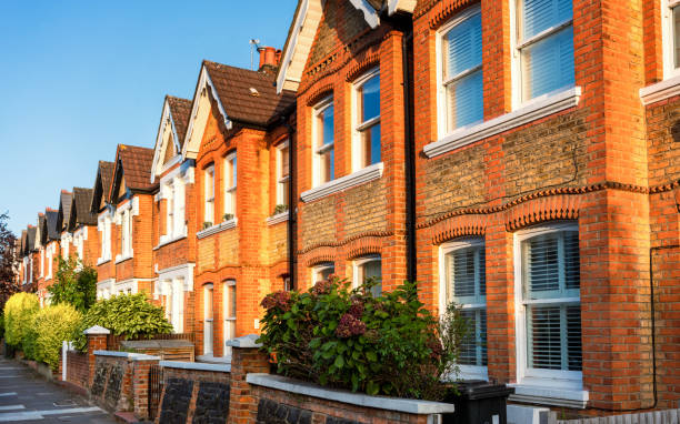 Terraced houses in Ealing, West London Victorian brick terraced houses in Ealing, London, on a sunny day in late summer. house uk row house london england stock pictures, royalty-free photos & images