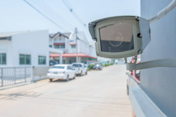 cctv segurança sistema de câmeras de segurança para a vida doméstica na cidade moderna. câmeras de vigilância na esquina de um prédio. - photo album photo corner photography photograph - fotografias e filmes do acervo