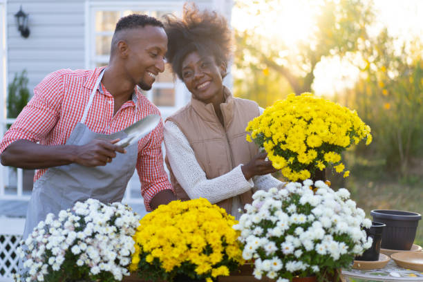 jardinage heureux de couples - garden center flower women plant photos et images de collection