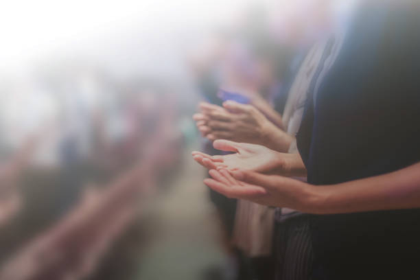 christliche anbetung mit erhobener hand, musik konsert. - kirche stock-fotos und bilder