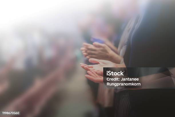 Foto de Adoração Cristã Com Mão Levantada Consert Da Música e mais fotos de stock de Igreja