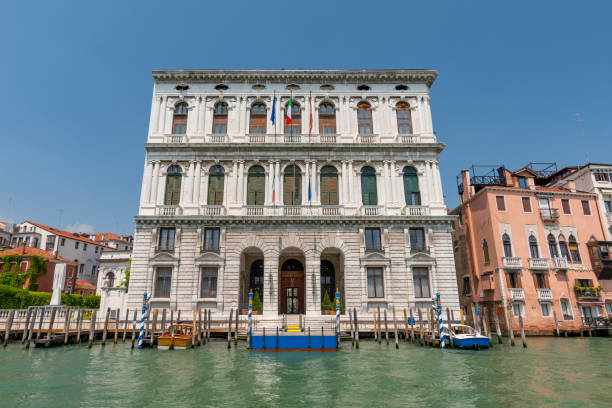ca' corner, (palazzo corner della ca' granda ), grand canal, san marco, venise, italie. - venice gondola photos et images de collection