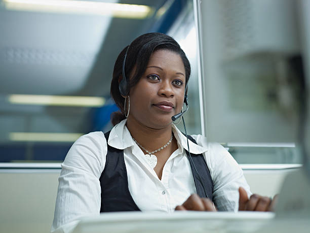 adulto mulher trabalhando em call center - customer service representative service african descent receptionist - fotografias e filmes do acervo