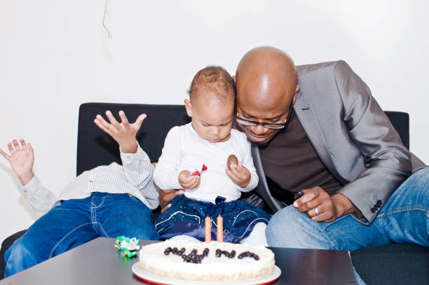 retrato da família - birthday cake family germany indoors - fotografias e filmes do acervo