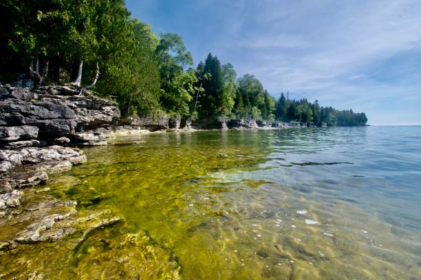 cave point bluff, wisconsin - lake michigan sun sunlight nature imagens e fotografias de stock