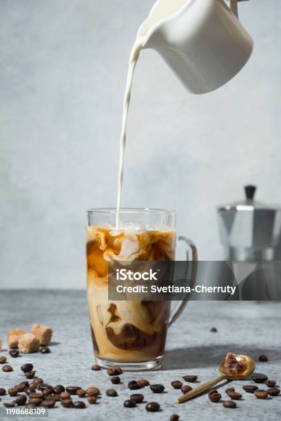 Es Kopi Latte Dalam Gelas Cangkir Dengan Menuangkan Susu Foto Stok