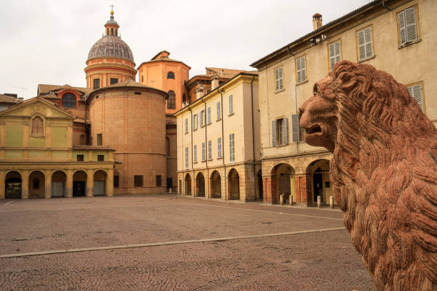 istock Lion Square in Reggio Emilia 1198690671