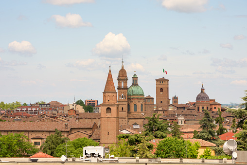 Reggio Emilia Skyline con torres de iglesia y cúpulas photo