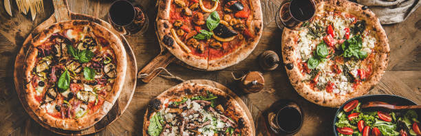 italienische pizza, frischer salat und rotwein, große zusammensetzung - italienische kultur fotos stock-fotos und bilder