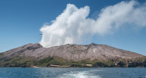 o vulcão do console branco em nova zelândia, como visto do mar - anel de fogo do pacifico - fotografias e filmes do acervo
