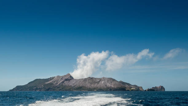 o vulcão do console branco em nova zelândia, como visto do mar - anel de fogo do pacifico - fotografias e filmes do acervo