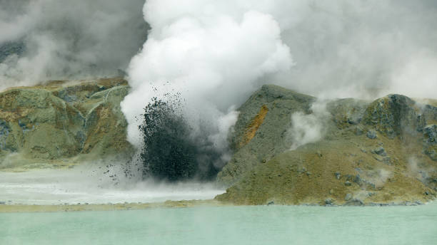 erupção da lama na cratera do vulcão branco do console em nova zelândia - anel de fogo do pacifico - fotografias e filmes do acervo