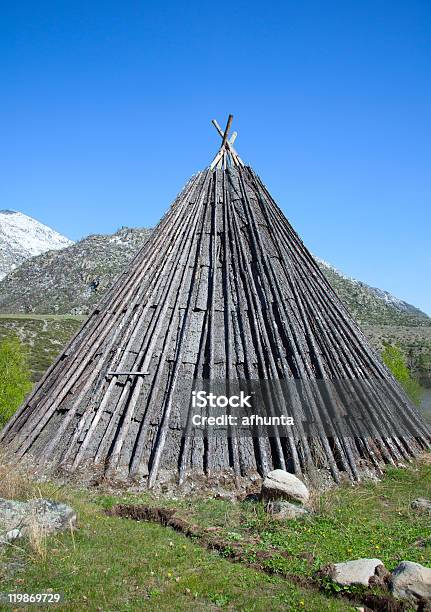 Traditionelle Wohnen Aus Der Rinde Stockfoto und mehr Bilder von Altai-Naturschutzgebiet - Altai-Naturschutzgebiet, Arrangieren, Baugewerbe