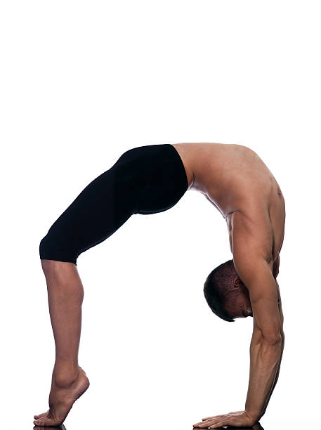 남자 sarvangasana setu bandha 구름다리 직무입니다 요가 - yoga men bridge bending over backwards 뉴스 사진 이미지