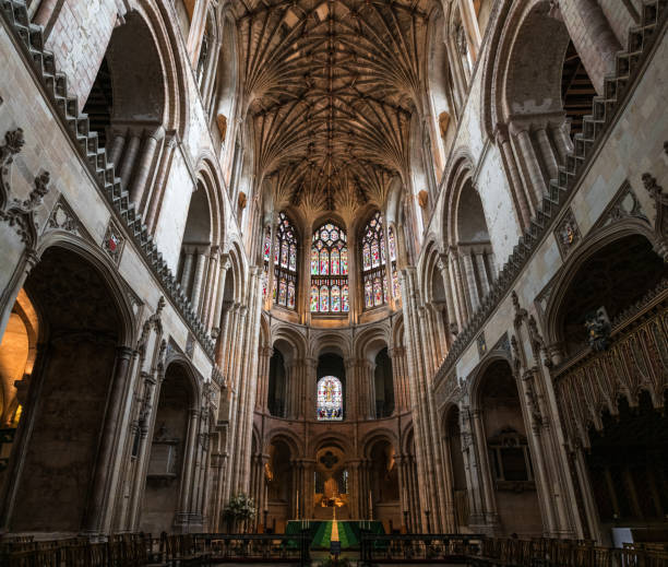 à l'intérieur de la cathédrale de norwich en angleterre orientale - church altar indoors dark photos et images de collection