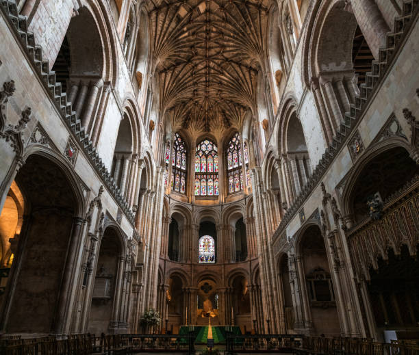 catedral de norwich dentro de inglaterra do leste - church gothic style cathedral dark - fotografias e filmes do acervo