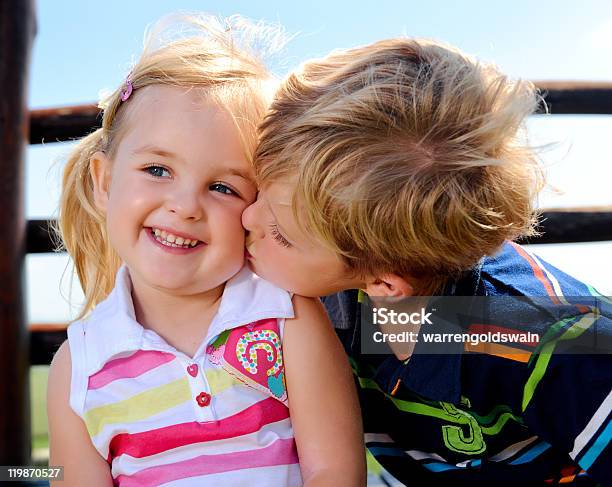 Foto de Dois Filhos No Parquinho e mais fotos de stock de Beijar - Beijar, Criança, Alegria