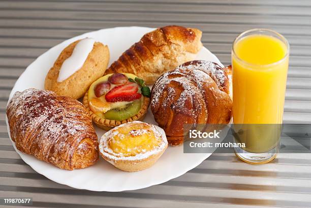 Pastelería Y Jugos Foto de stock y más banco de imágenes de Al horno - Al horno, Alimento, Banquete