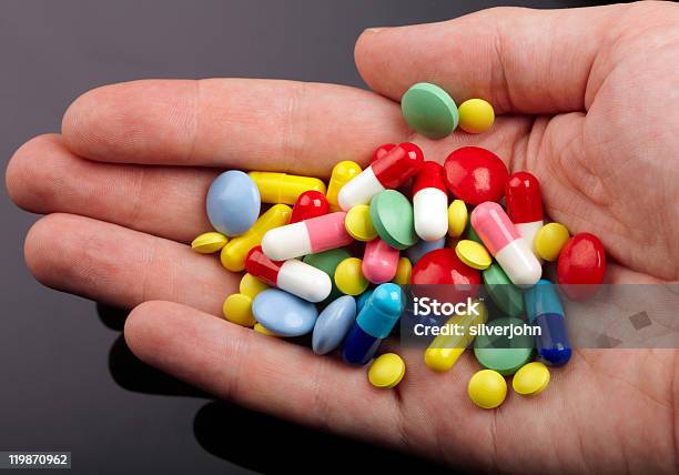 Mano Con Pillole Colorate - Fotografie stock e altre immagini di Adulto - Adulto, Antibiotico, Bianco