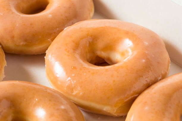 domowe szkliwione pączki drożdżowe - donut glazed bakery unhealthy eating zdjęcia i obrazy z banku zdjęć