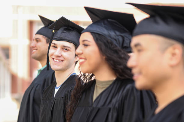 nastoletni mężczyzna college lub liceum ukończeniu szkoły na terenie kampusu. - high school student graduation education friendship zdjęcia i obrazy z banku zdjęć