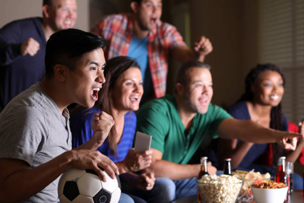 ventiladores de futebol que prestam atenção ao jogo em casa na televisão. - american football football food snack - fotografias e filmes do acervo