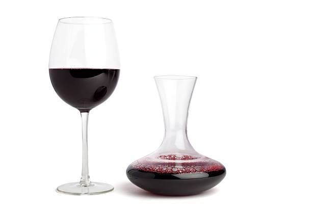 roten wein servieren - decanter wine wineglass red wine stock-fotos und bilder