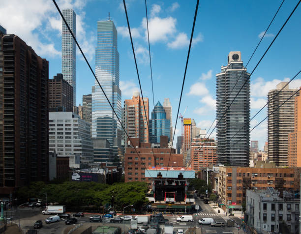 vista cityscape da roosevelt island tramway con scyscrapers e cavi del tram - overhead cable car car usa avenue foto e immagini stock