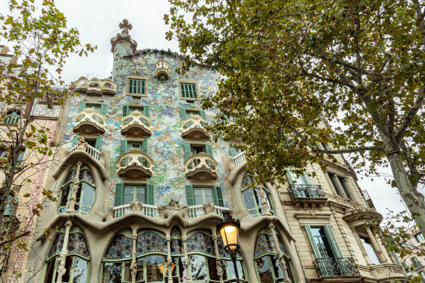 edifício da casa batllo em barcelona, spain. - mosaic glass tile modern art - fotografias e filmes do acervo