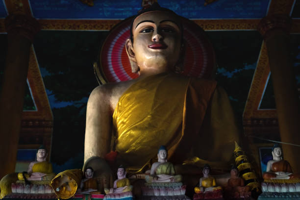 grande statua del buddha con piccoli sotto nel tempio wat krabi riel pagoda, provincia di siem rap, cambogia - siem reap province foto e immagini stock