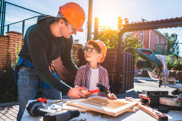The daddy teaching his little son to use hammer and nails The daddy teaching his little son to use hammer and nails carpentry photos stock pictures, royalty-free photos & images