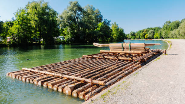 uma jangada no rio isar em munich - wooden raft - fotografias e filmes do acervo