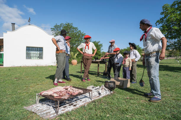 gauchos argentins détendant à l'extérieur et grillades - 2274 photos et images de collection