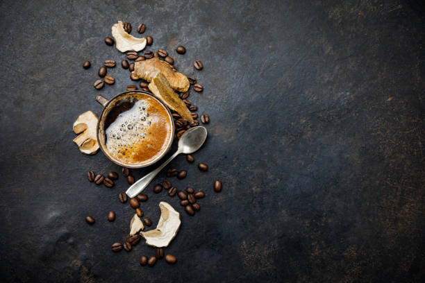어두운 배경에 버섯 Chaga 커피 슈퍼 푸드 트렌드 건조하고 신선한 버섯과 커피 콩 스톡 사진